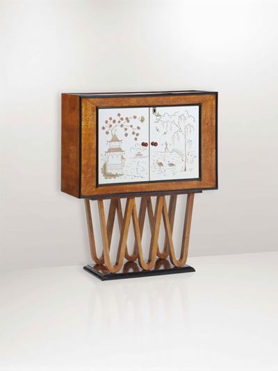 Mobile Bar con Struttura in Legno, Rivestimenti in Vetro Serigrafato e Dettagli in Ottone.
