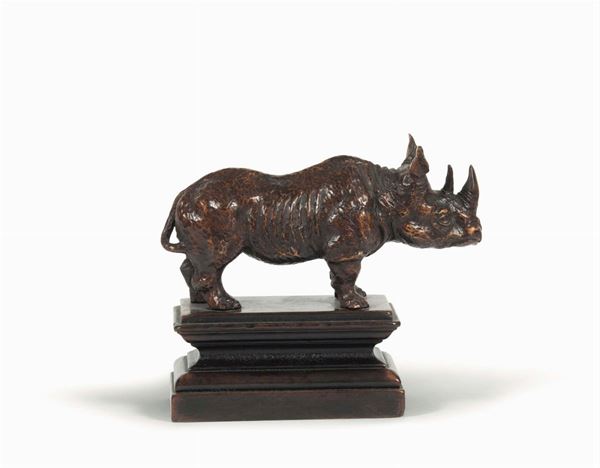 Rinoceronte in legno tinto su base in legno ebanizzato. Germania XVIII secolo