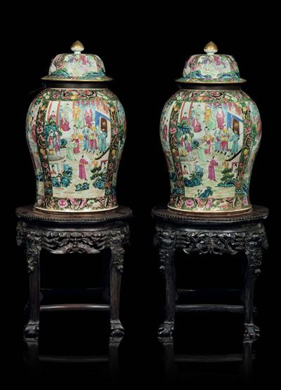 Coppia di Potiches con Coperchio in Porcellana Canton con Legature in Bronzo e Raffigurazioni di ...