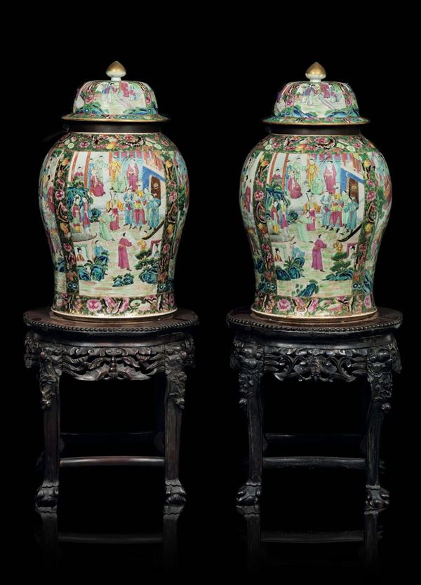 A pair of Canton porcelain potiches with bronze binding and everyday life scenes on homu wood stands with marble inserts, China, Qing Dynasty, Guangxu period (1875-1908)