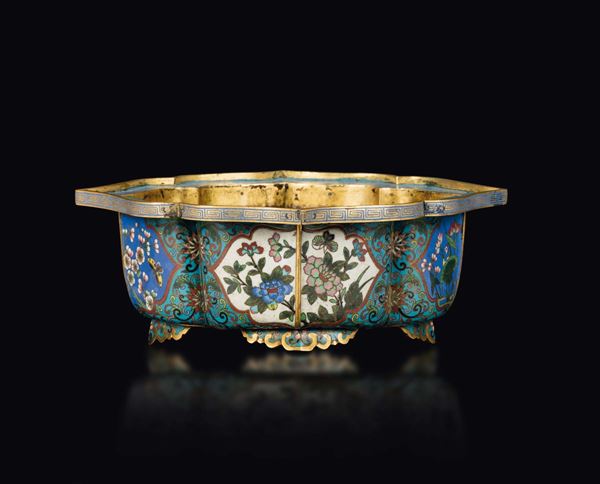 A cloisonné enamel flower pot with lotus flower and plum flower decors, China, Qing Dynasty, Jiaqing period (1796-1820)