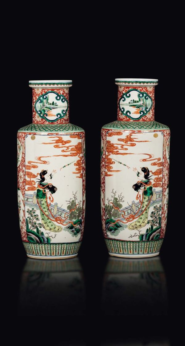 Coppia di vasi ruleau in porcellana Famiglia Verde con figure di ancelle e raffigurazioni di paesaggio entro riserve, Cina, Dinastia Qing, XIX secolo