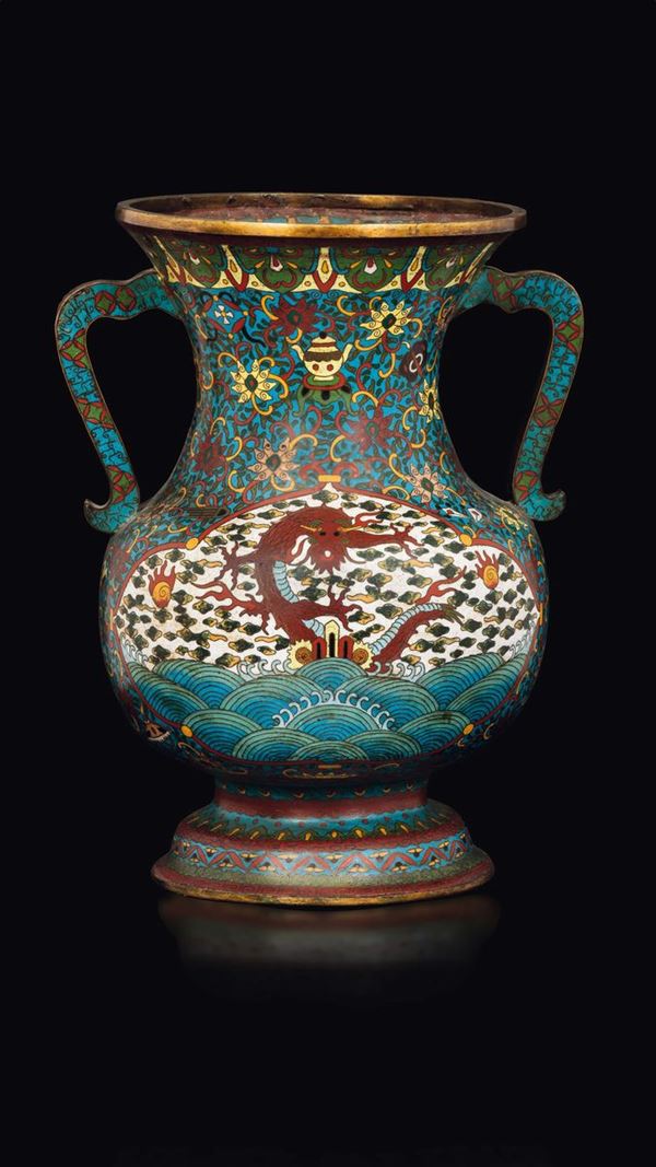 Vaso ad anse a smalti cloisonné con figura di drago entro riserva, Cina, Dinastia Qing, metà XIX secolo