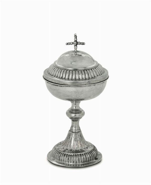 A small ciborium in molten, embossed, chiselled and gilt silver. Italian manufacture, Genoa (?) 19th century, apparently free of punches