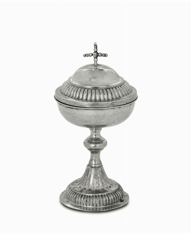A small ciborium in molten, embossed, chiselled and gilt silver. Italian manufacture, Genoa (?) 19th century, apparently free of punches  - Auction Collectors' Silvers - Cambi Casa d'Aste