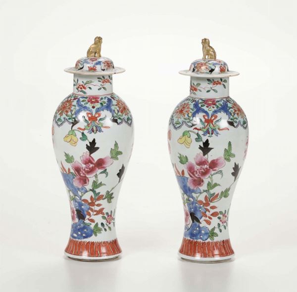 Coppia di vasi con coperchio in porcellana, Cina XX secolo