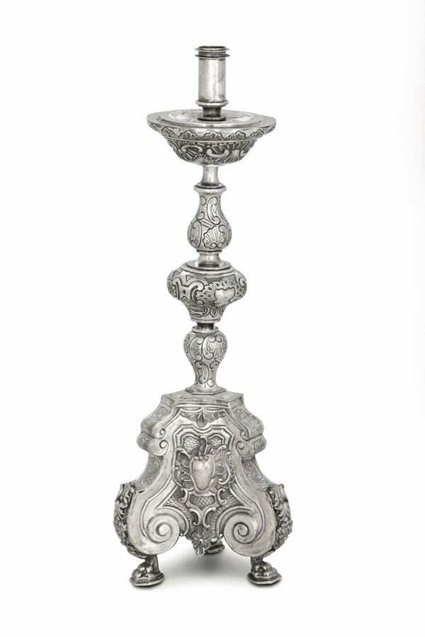 Grande candeliere in argento fuso, sbalzato e cesellato, Genova terzo quarto del XVIII secolo (apparentemente privo di punzonatura)