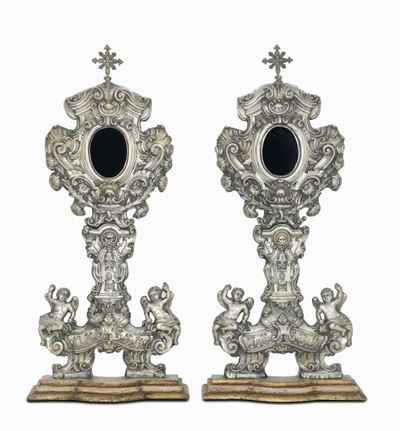 Coppia di Grandi Reliquiari Ad Ostensorio in Argento Sbalzato e Cesellato. Napoli, 1747, Bollo de...