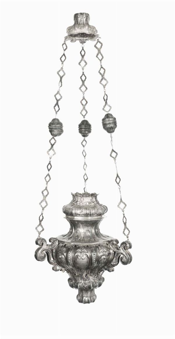 Grande lampada votiva in argento sbalzato e cesellato. Argenteria barocca italiana, 1754