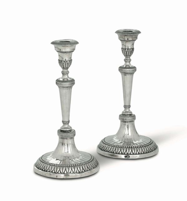 Coppia di candelieri in argento fuso, sbalzato e cesellato. Genova, punzone della Torretta per l'anno 1796