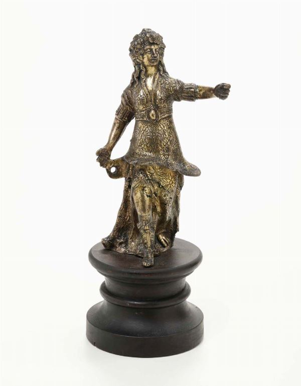 La regina di Francia Maria Teresa d’Asburgo come allegoria della primavera, scultura bronzea fusa a cera persa finemente cesellata a mano dorata a fuoco. Francia, XVIII secolo