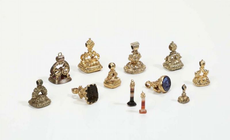 Collezione di 12 sigilli del XIX secolo, in bronzo e argento dorato impreziositi da pietre dure  - Auction Works of Art Timed Auction - IV - Cambi Casa d'Aste