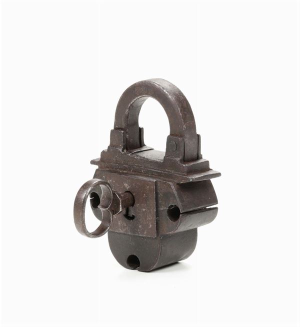 Lucchetto da forziere in ferro, dotato di sua chiave originale “a testa di montone”. Area tedesca-tirolese, XVII-XVIII secolo