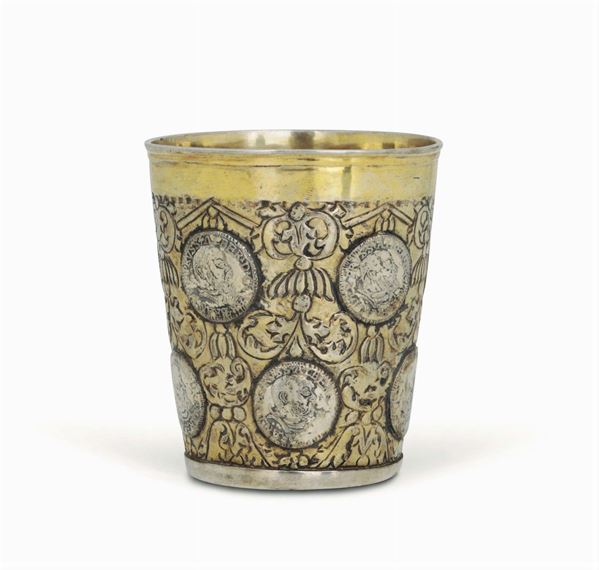 Bicchiere in argento sbalzato cesellato e dorato con decoro a monete Russia o Germania XVII-XVIII secolo