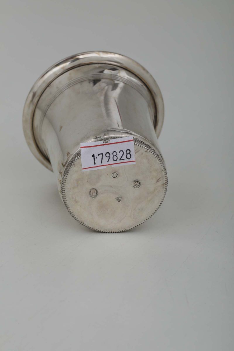 Bicchiere in Argento Sbalzato e Cesellato con Applicazione di Monogramma Coronato, Copenaghen XIX...
