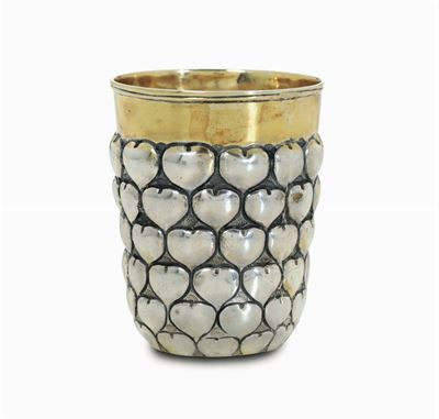 Bicchiere in Argento Sbalzato e Cesellato con Motivo a Cuore e Parzialmente Dorato, U.k. XX Secol...