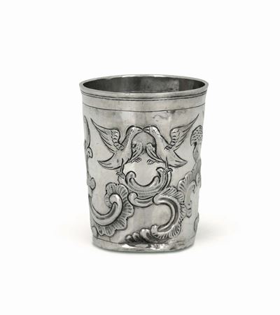 Bicchiere in Argento Sbalzato e Cesellato con Motivi a Volute e Volatili. Mosca 1786