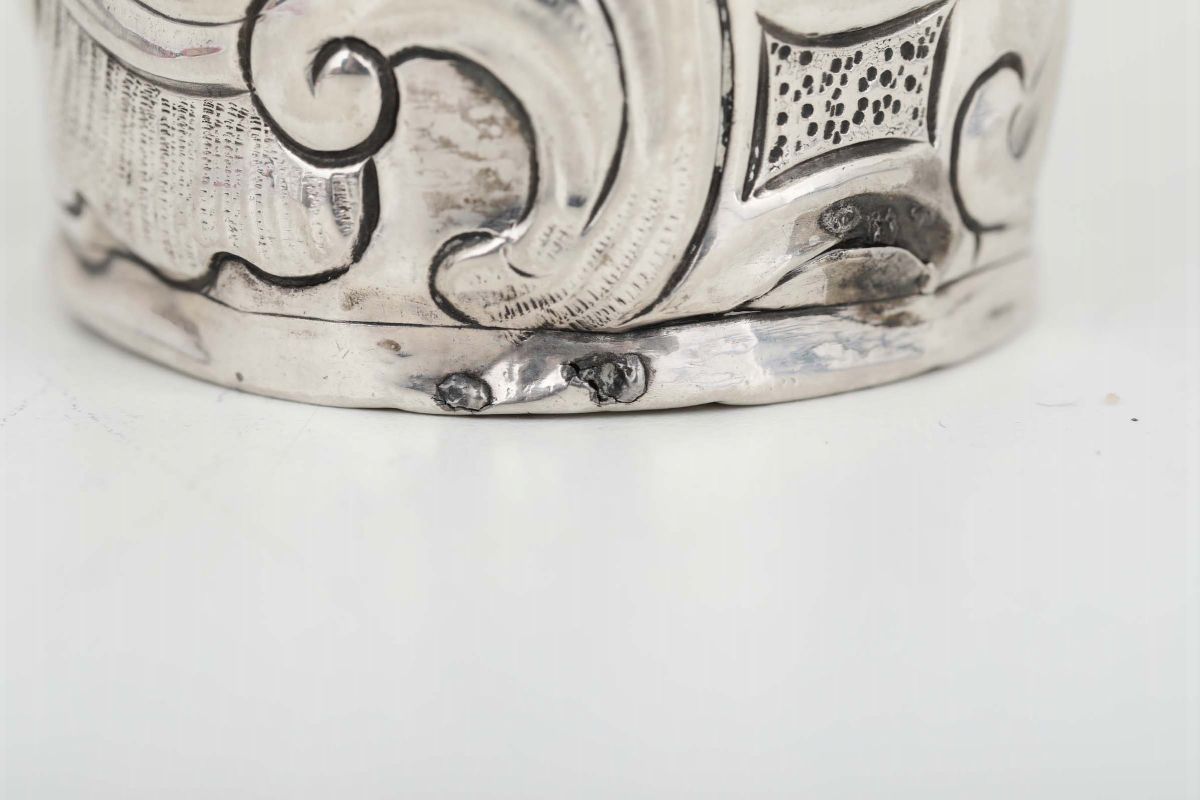 Bicchiere in Argento Sbalzato e Cesellato con Decori a Volute e Zoomorfi. Mosca 1779