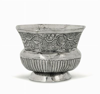 Piccola Coppa in Argento Sbalzato e Cesellato con Motivi a Volute e Floreali. Russia 1780