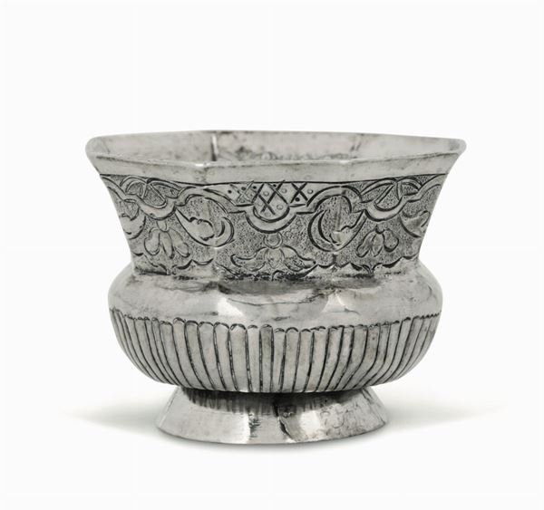 Piccola coppa in argento sbalzato e cesellato con motivi a volute e floreali. Russia 1780
