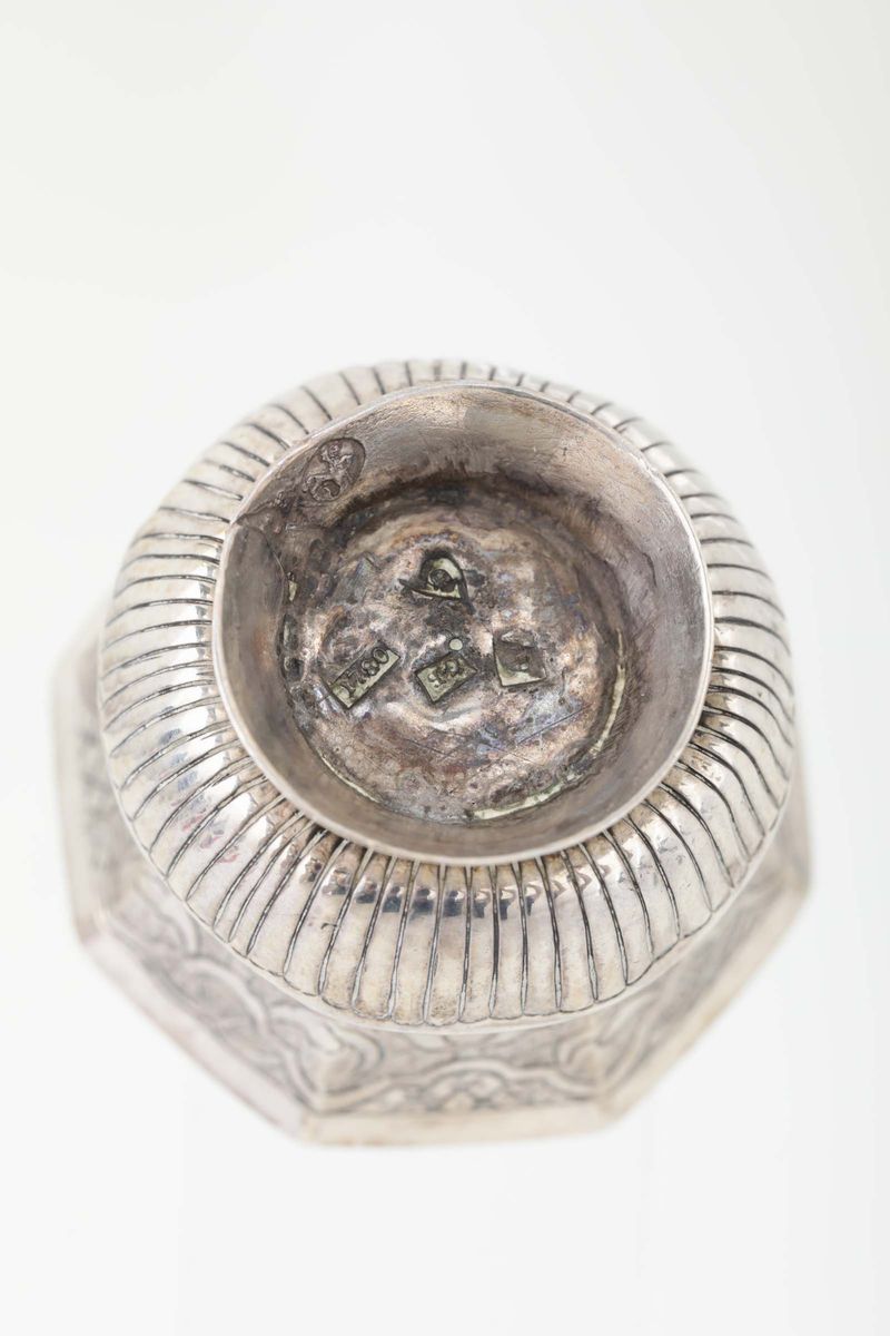 Piccola Coppa in Argento Sbalzato e Cesellato con Motivi a Volute e Floreali. Russia 1780