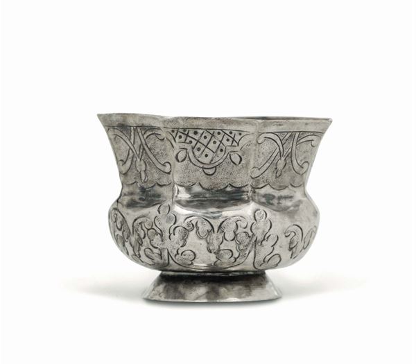 Piccola coppa in argento sbalzato e cesellato con motivi a volute e floreali. Mosca XVIII secolo