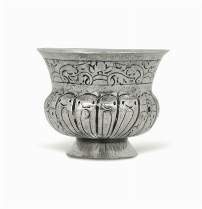 Coppetta in Argento in Argento Sbalzato e Cesellato con Motivi a Volute e Floreali. Forma a Vaso....