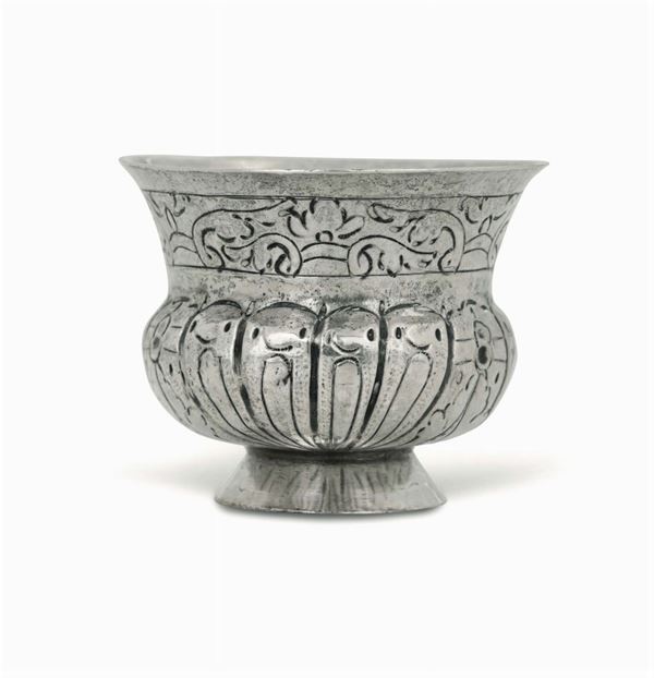 Coppetta in argento in argento sbalzato e cesellato con motivi a volute e floreali. Forma a vaso. Mosca 1768
