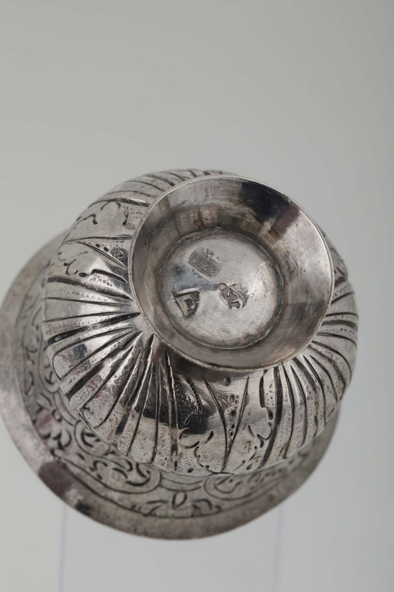 Coppetta in Argento in Argento Sbalzato e Cesellato con Motivi a Volute e Floreali. Forma a Vaso....