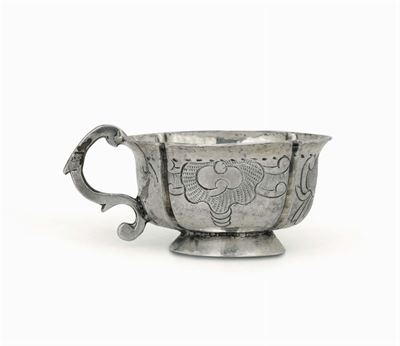 Piccola Coppa con Manico Sagomato in Argento Sbalzato e Cesellato di Forma Polilobata. Mosca 1764
