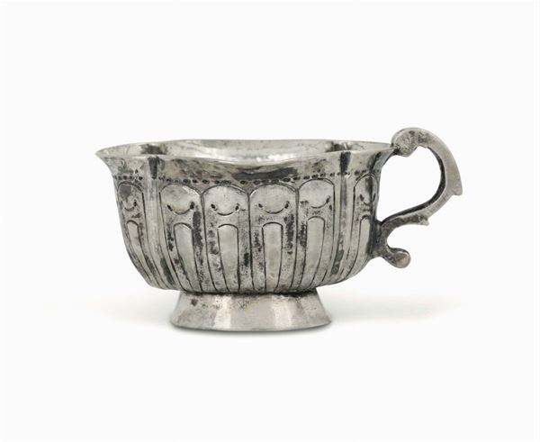 Piccola coppa con manico sagomato in argento sbalzato e cesellato corpo polilobato con decori a bacellatura. Mosca 1791