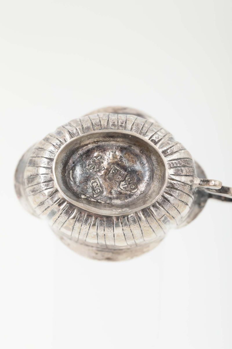 Piccola Coppa con Manico Sagomato in Argento Sbalzato e Cesellato Corpo Polilobato con Decori a B...