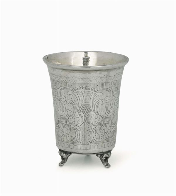 Bicchiere in argento fuso sbalzato e cesellato. Fascia con decori a volute. Russia XIX secolo