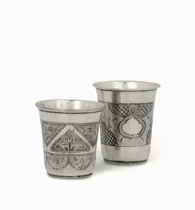 Due Bicchieri in Argento Sbalzato , Cesellato e Dorato con Motivi Geometrici e Floreali. Mosca 18...