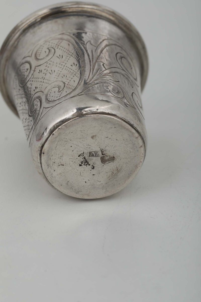 Gruppo di Due Bicchieri ed una Coppetta in Argento Sbalzato e Cesellato, uno Russia XIX Secolo, u...