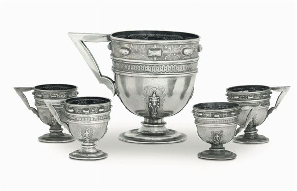 Set di versatoio e quattro tazze in argento fuso, sbalzato e cesellato nello stile dell'argenteria spagnola rinascimentale, Spagna XX secolo