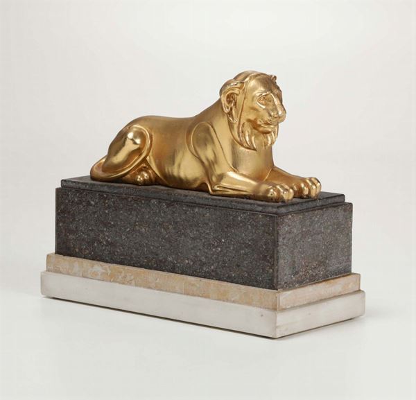 Leone accovacciato in bronzo dorato in stile “Retour d’Egypte”, XX secolo