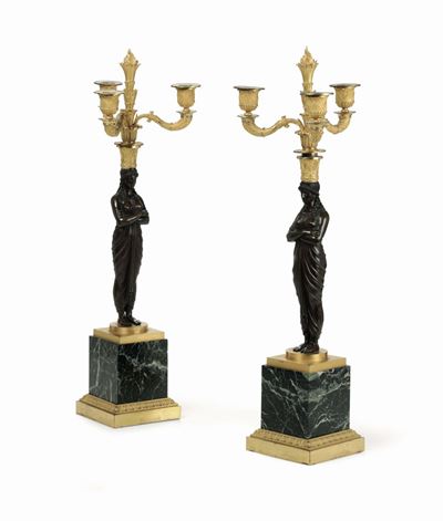 Coppia di Candelabri in Bronzo Dorato e Patinato, Base a Plinto in Marmo Verde, XIX-XX Secolo