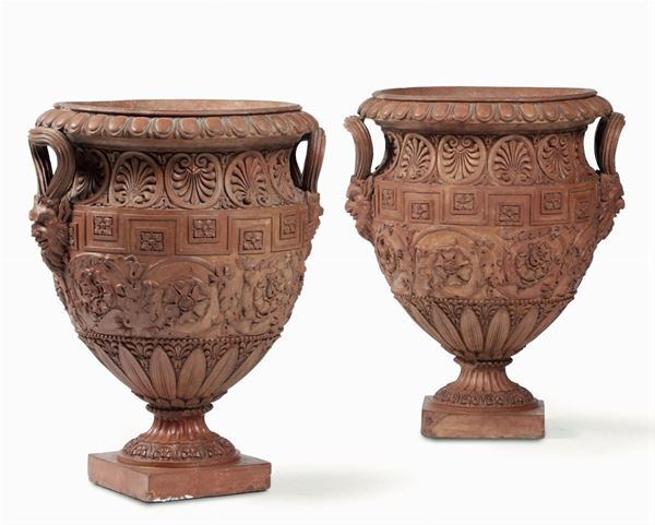 Coppia di vasi in terracotta di gusto piranesiano, XIX secolo