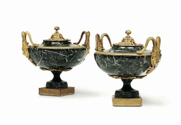 Coppia di vasi in marmo verde e bronzi dorati, XX secolo