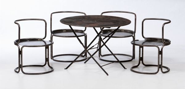 Tavolino in ferro pieghevole e quattro sedie da giardino, XX secolo
