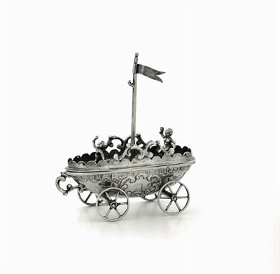Modello di Vascello in Argento Fuso Sbalzato, Cesellato e Traforato. Punzoni di Londra XX Secolo