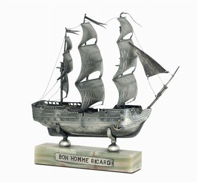 Modello di Veliero Bon Homme Ricard in Argento Fuso Sbalzato, Cesellato e Traforato. su Base in O...