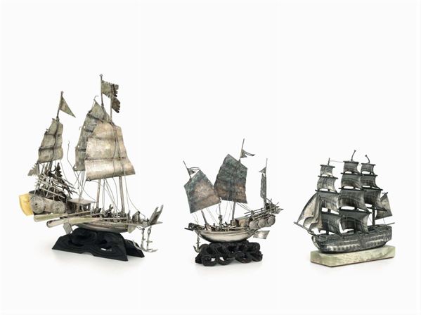 Gruppo di tre modelli di vascelli in metallo argentato. Manifattura italiana e orientale del XX secolo