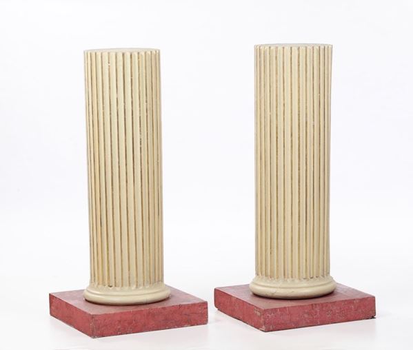 Coppia di colonne scanalate in legno laccato, XIX-XX secolo
