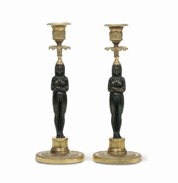 Coppia di candelieri bronzo dorato e patinato in stile “Retour d’Egypte”, XIX-XX secolo