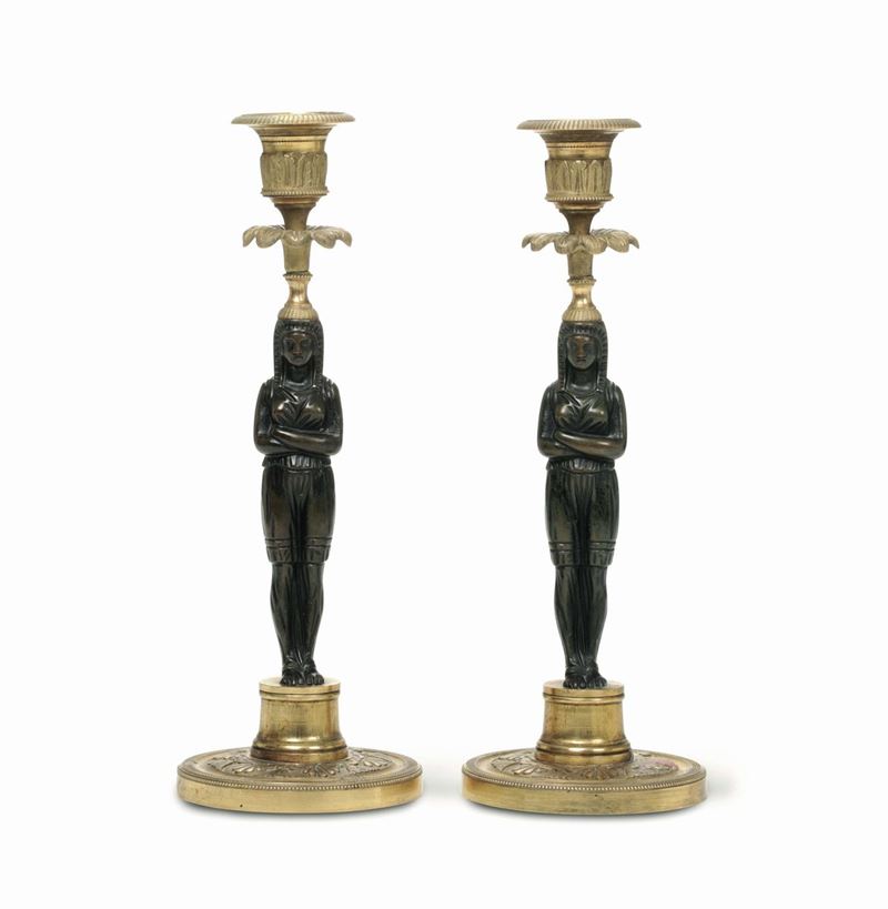 Coppia di candelieri bronzo dorato e patinato in stile “Retour d’Egypte”, XIX-XX secolo  - Asta Importanti Opere e Arredi - Cambi Casa d'Aste