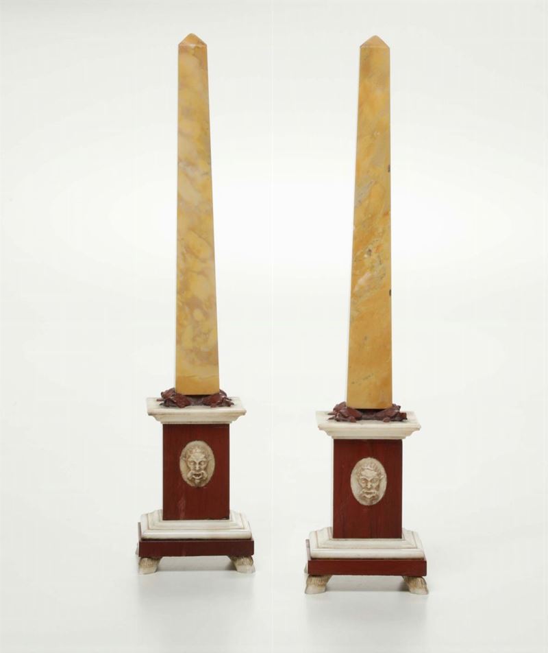 Coppia di obelischi in marmi differenti, XIX-XX secolo  - Asta Importanti Opere e Arredi - Cambi Casa d'Aste