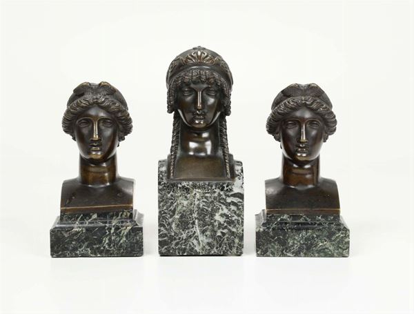 Tre bustini femminili in bronzo a patina scura, XIX-XX secolo