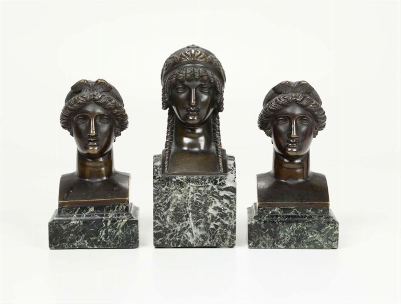 Tre bustini femminili in bronzo a patina scura, XIX-XX secolo  - Asta Importanti Opere e Arredi - Cambi Casa d'Aste